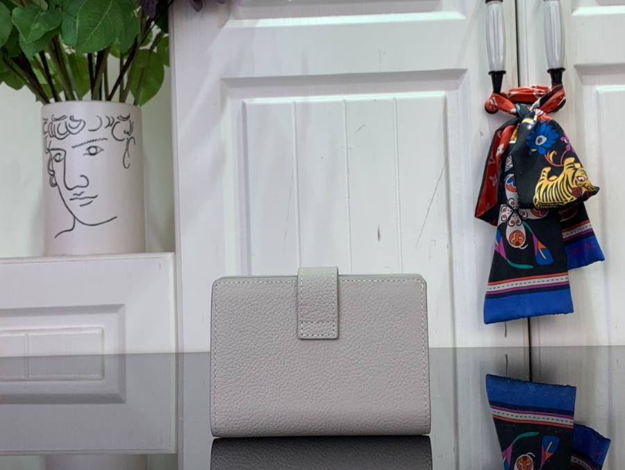 루이비통 컴팩트 로우 키 락 반지갑 M13616 118.52cm 라이트 그레이2.jpg