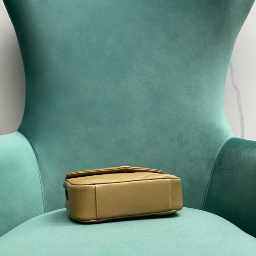 생로랑 램스킨 소재 LOULOU 루루 토이 미니 821749 20125cm 라이트 브라운04.jpg