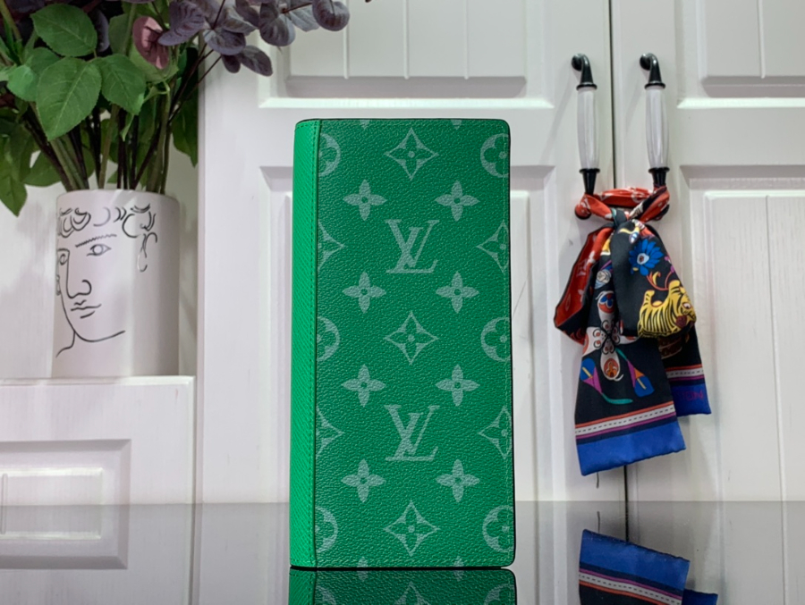 루이비통 타이가라마 브라짜 그린1.jpg