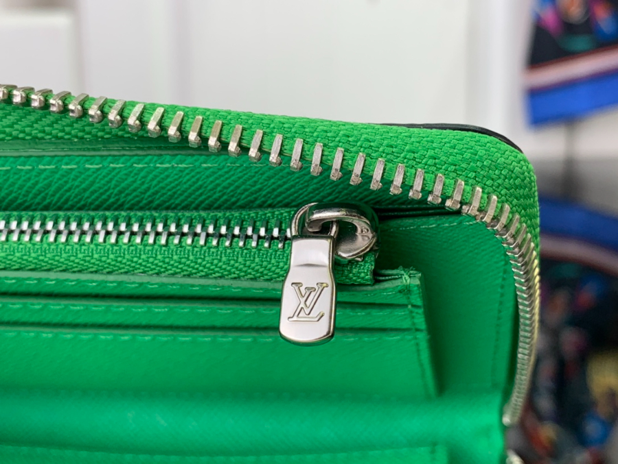 루이비통 타이가라마 지피 버티컬 지갑 그린7.jpg