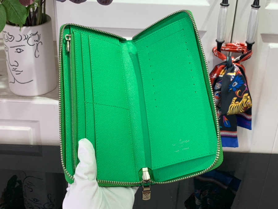 루이비통 타이가라마 지피 버티컬 지갑 그린5.jpg