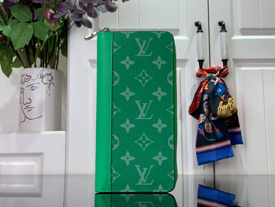 루이비통 타이가라마 지피 버티컬 지갑 그린1.jpg