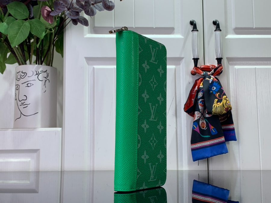 루이비통 타이가라마 지피 버티컬 지갑 그린3.jpg