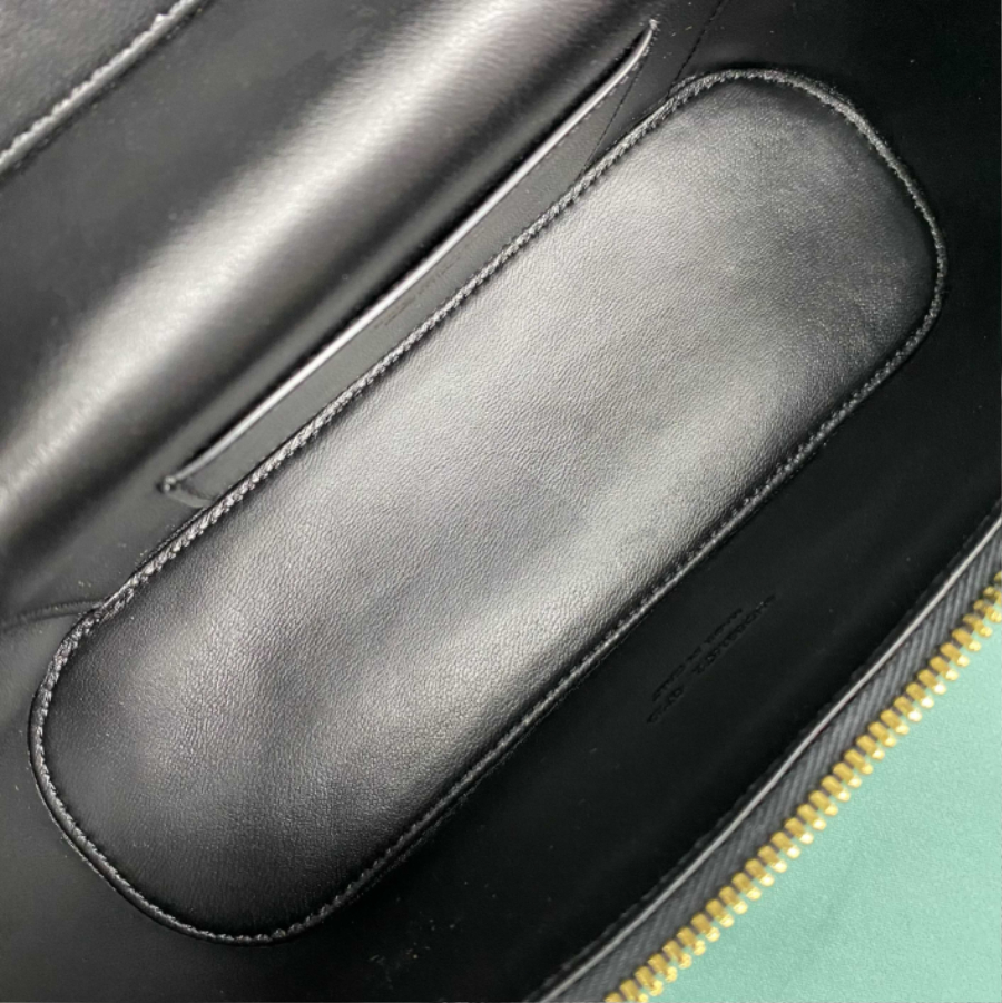 생로랑 램스킨 소재의 GABY 라지 배니티 백 851572 22.5815cm 블랙05.jpg