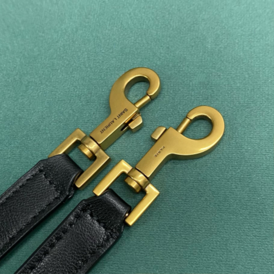 생로랑 램스킨 소재의 GABY 라지 배니티 백 851572 22.5815cm 블랙08.jpg