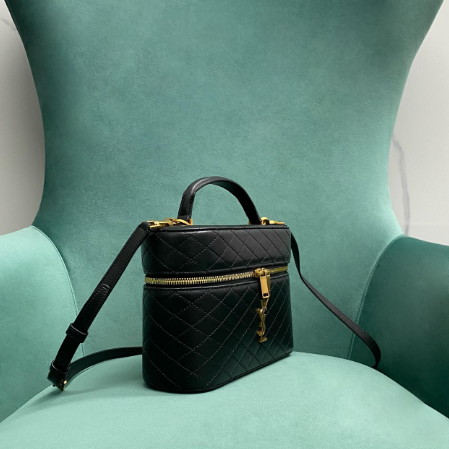 생로랑 램스킨 소재의 GABY 라지 배니티 백 851572 22.5815cm 블랙03.jpg