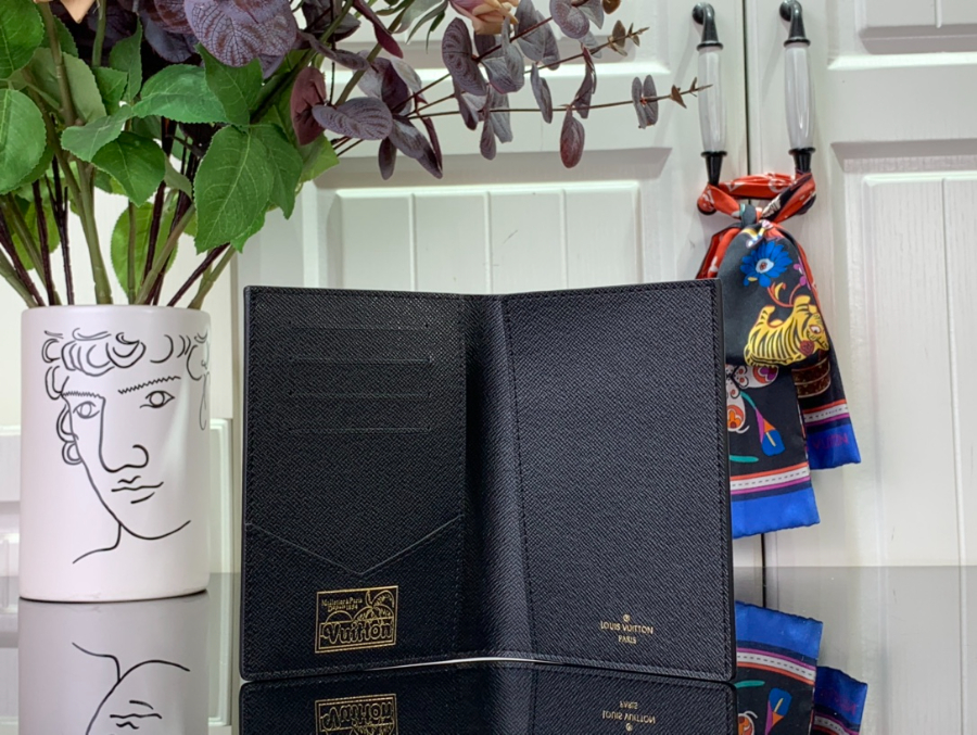 루이비통 모노그램 서핑 블랙 여권 카드지갑 M83479 10142.5cm4.jpg