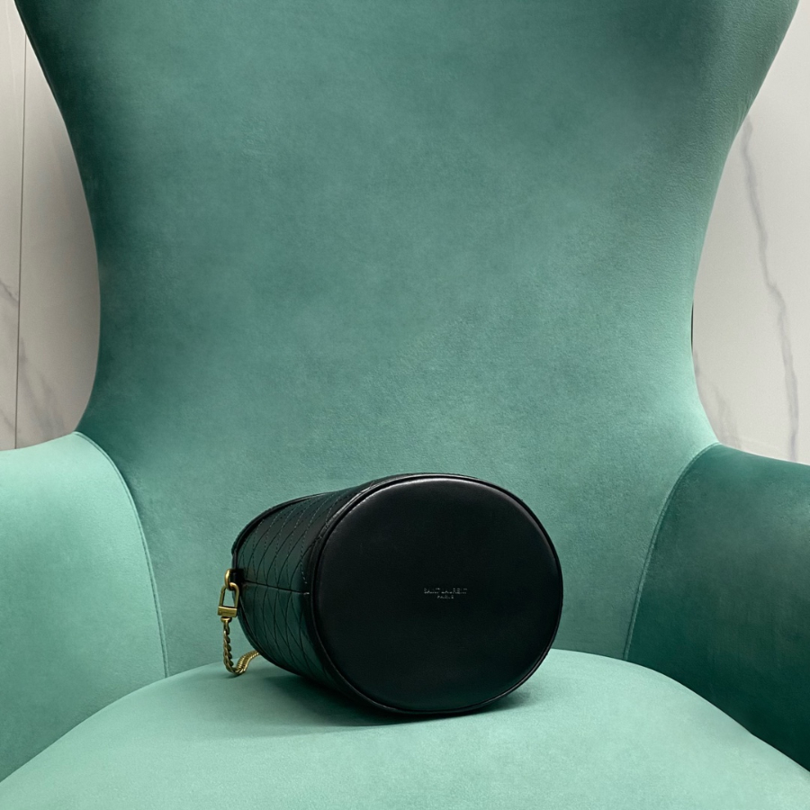 생로랑 램스킨 소재의 GABY 버킷 백 763961 블랙 191517cm4.jpg