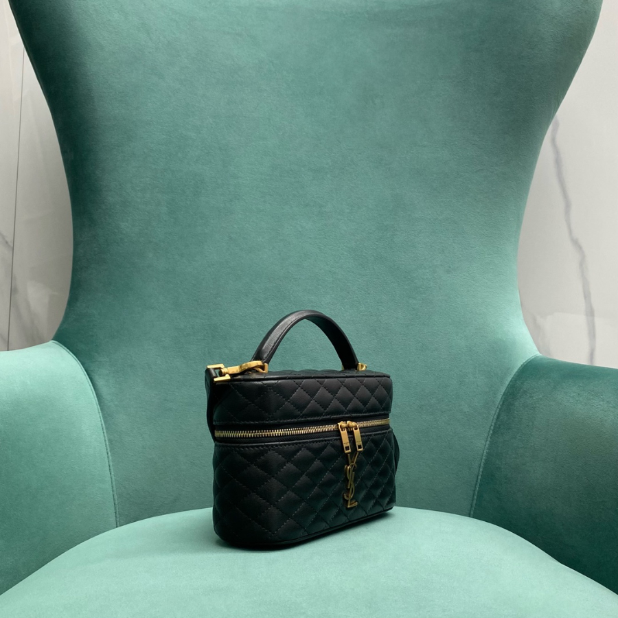 생로랑 램스킨 소재의 GABY 베니티 백 미니 766731 블랙 18.56.511.5cm2.jpg