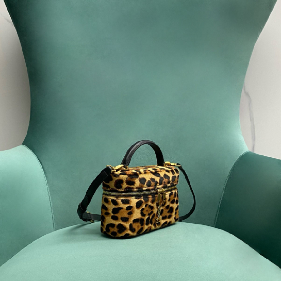 생로랑 램스킨 소재의 GABY 베니티 백 미니 766731 표문 18.56.511.5cm04.jpg