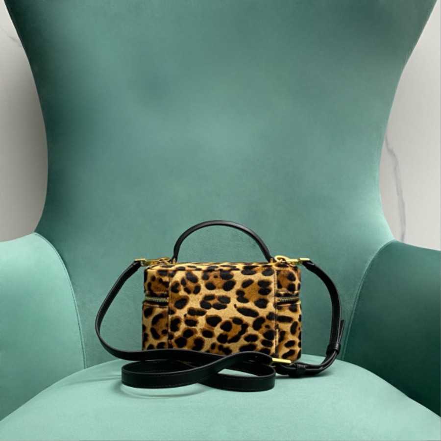 생로랑 램스킨 소재의 GABY 베니티 백 미니 766731 표문 18.56.511.5cm02.jpg