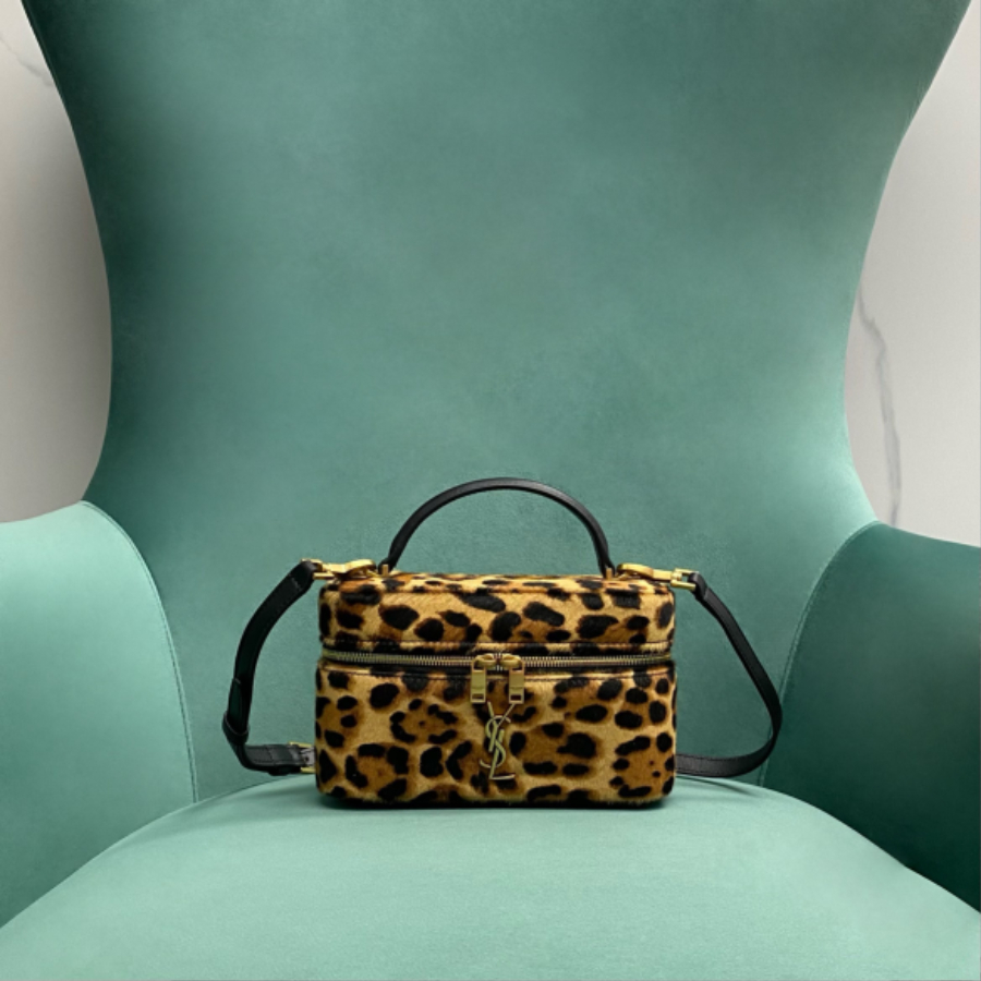 생로랑 램스킨 소재의 GABY 베니티 백 미니 766731 표문 18.56.511.5cm01.jpg