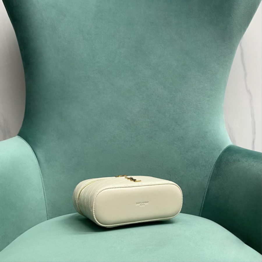 생로랑 램스킨 소재의 GABY 베니티 백 미니 766731 화이트 18.56.511.5cm5.jpg