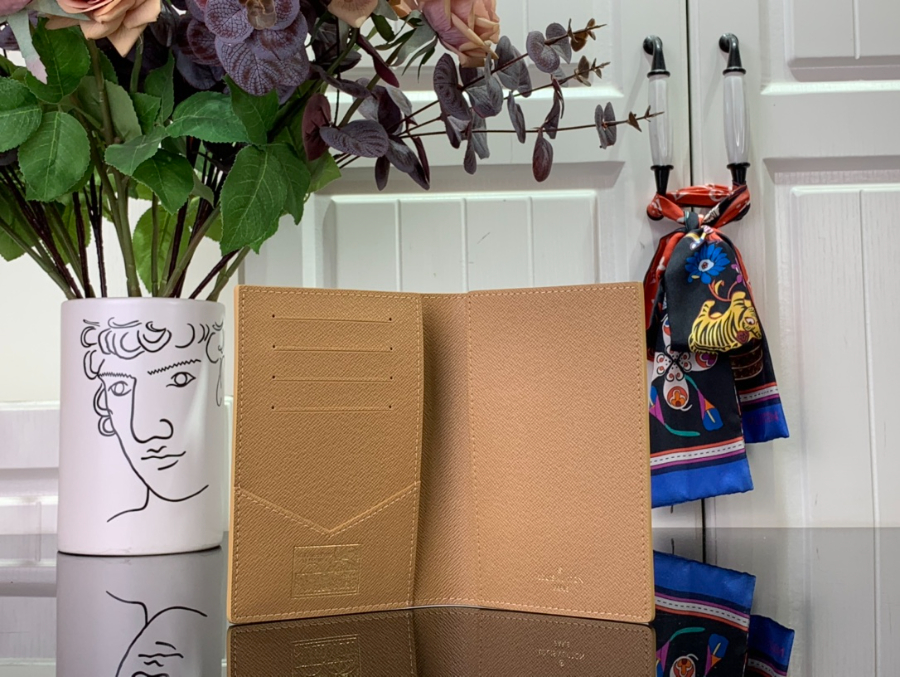 루이비통 서핑 야자나무 여권 카드지갑 M83479 10142.5cm 베이지5.jpg