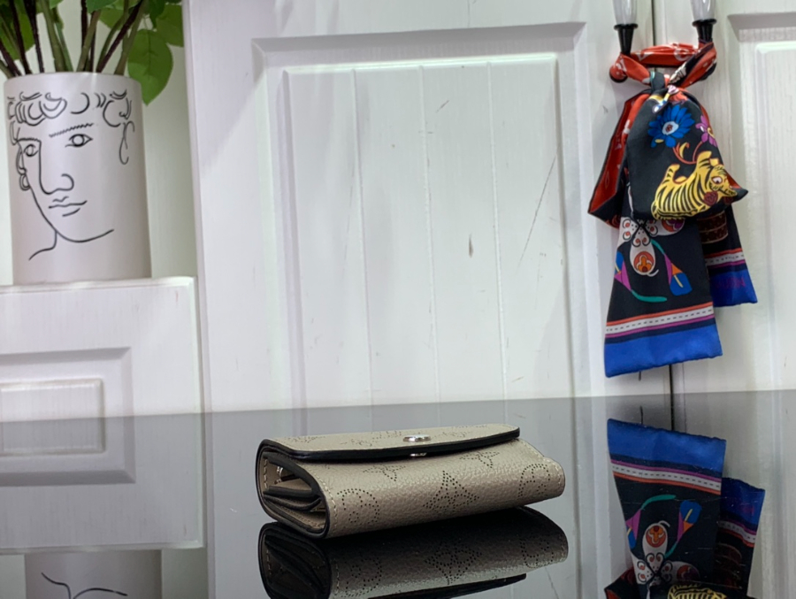 루이비통 아이리스 XS 월릿 M82437 9.87.81cm 다크 베이지4.jpg