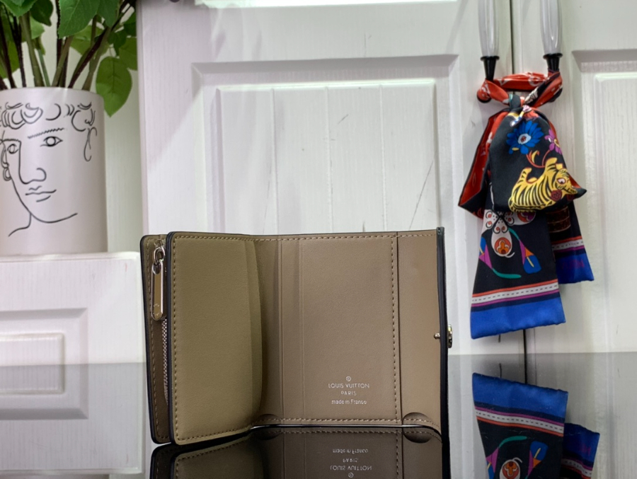 루이비통 아이리스 XS 월릿 M82437 9.87.81cm 다크 베이지5.jpg