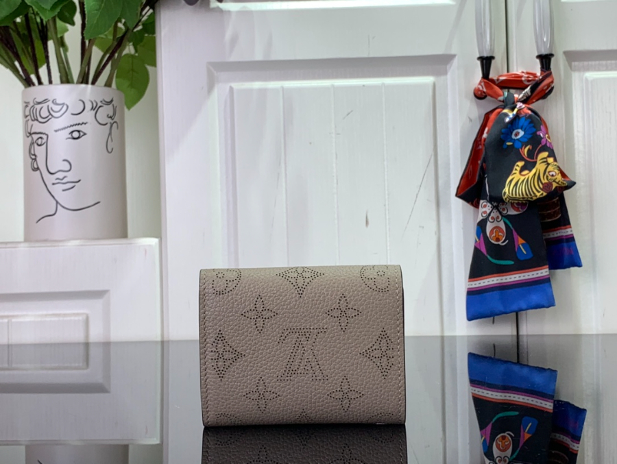 루이비통 아이리스 XS 월릿 M82437 9.87.81cm 다크 베이지2.jpg