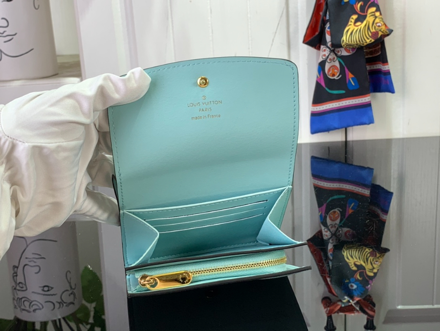 루이비통 아이리스 컴팩트 월릿 스카이 블루 M62542 129.53cm5.jpg