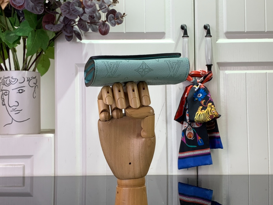 루이비통 아이리스 컴팩트 월릿 스카이 블루 M62542 129.53cm4.jpg