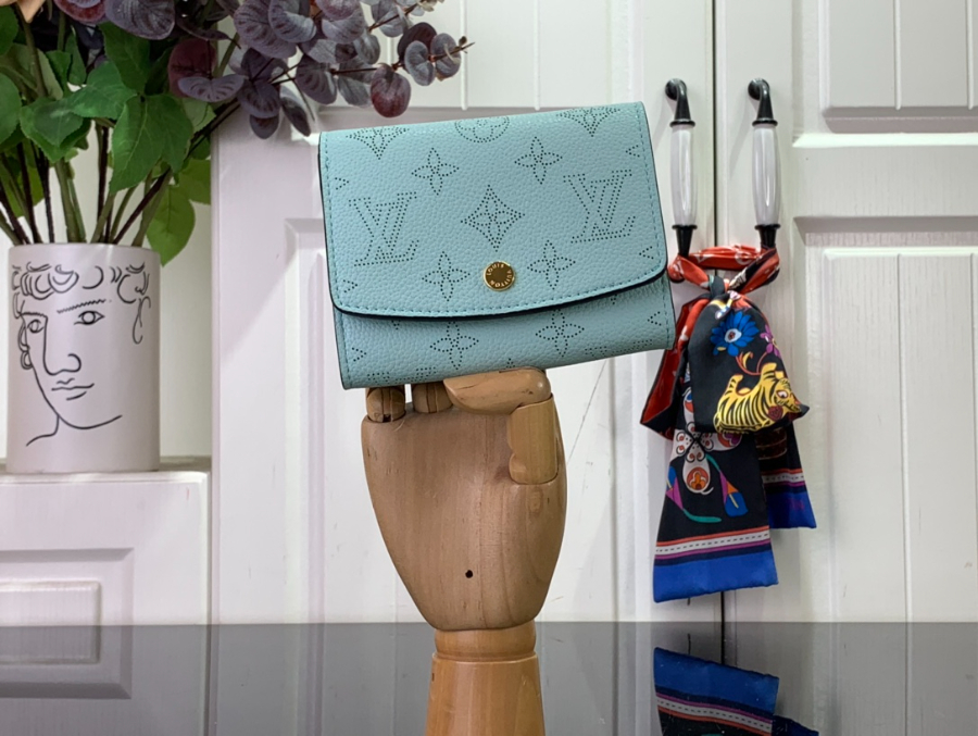 루이비통 아이리스 컴팩트 월릿 스카이 블루 M62542 129.53cm1.jpg