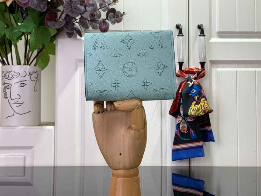 루이비통 아이리스 컴팩트 월릿 스카이 블루 M62542 129.53cm2.jpg