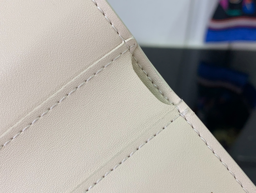 루이비통 카퓌신 월릿 13.59.53cm M82835 화이트8.jpg