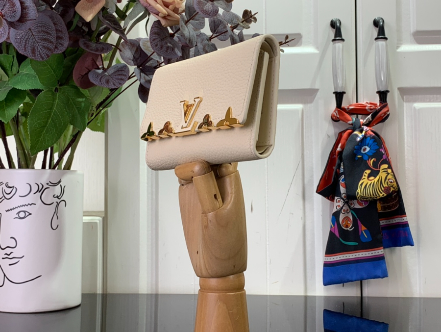 루이비통 카퓌신 월릿 13.59.53cm M82835 화이트2.jpg