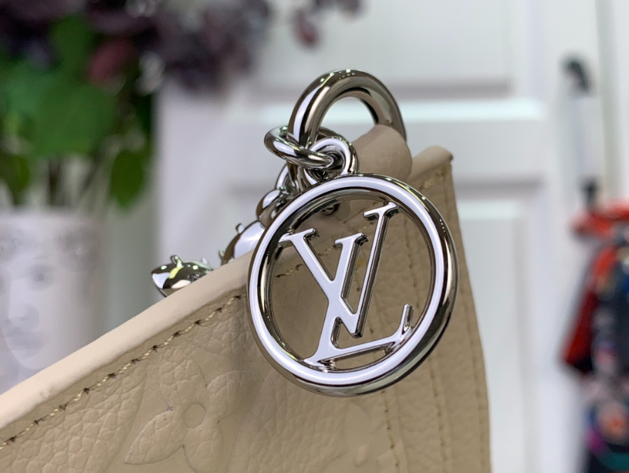 루이비통 LV 참 카드 홀더 M12179 10.27.30.3cm 크림7.jpg