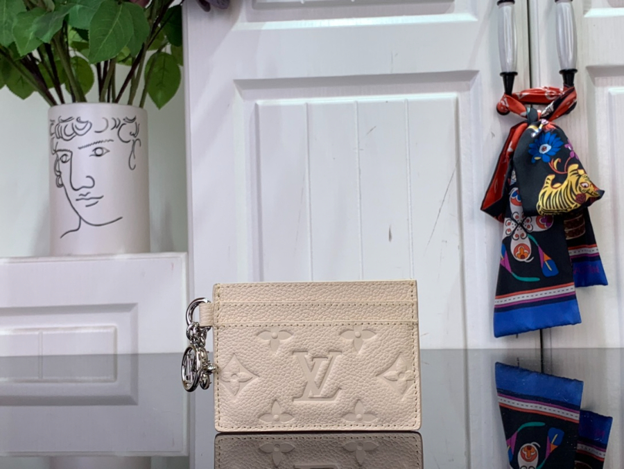 루이비통 LV 참 카드 홀더 M12179 10.27.30.3cm 크림1.jpg