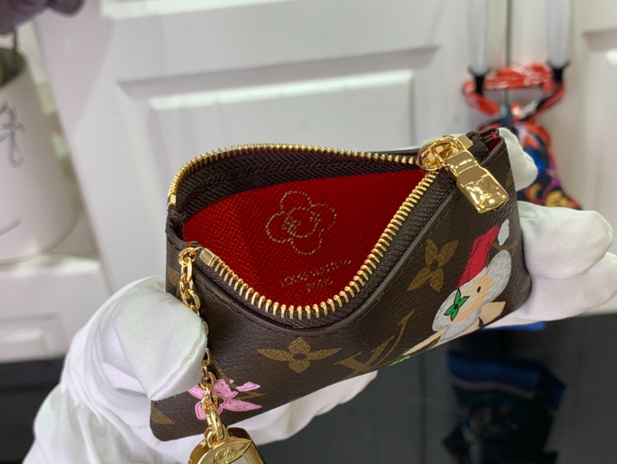 루이비통 산타클로스 키 파우치 M12217 M12229 71.512cm4.jpg