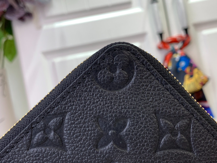 루이비통 엠보 모노그램 노아 컴팩트 월릿 M83476 118.51.5cm 블랙8.jpg