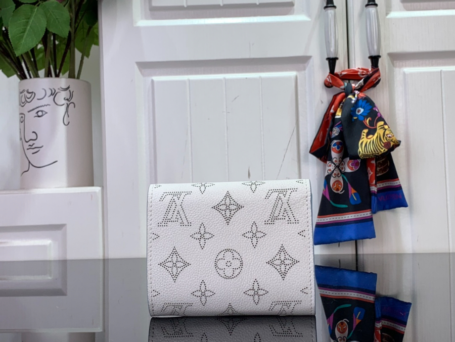 루이비통 이리스 컴팩트 M11802 129.53cm 화이트2.jpg