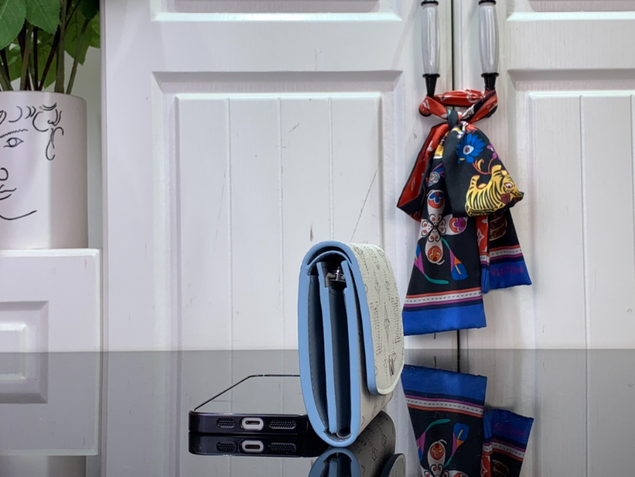 루이비통 이리스 컴팩트 M11802 129.53cm 화이트3.jpg