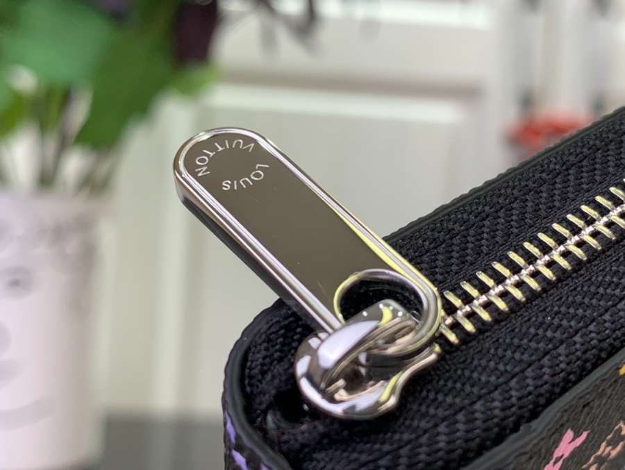 루이비통 TM 지피 코인 퍼스 블랙 118.52cm7.jpg
