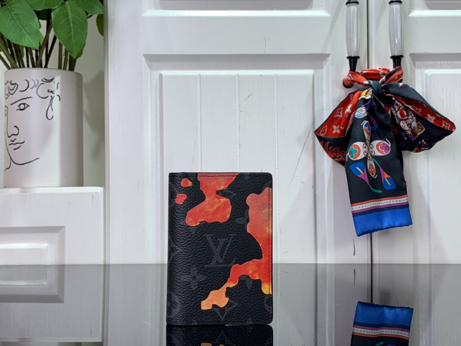 루이비통 포켓 오거나이저 7.511.11cm M81784 2컬러1.jpg