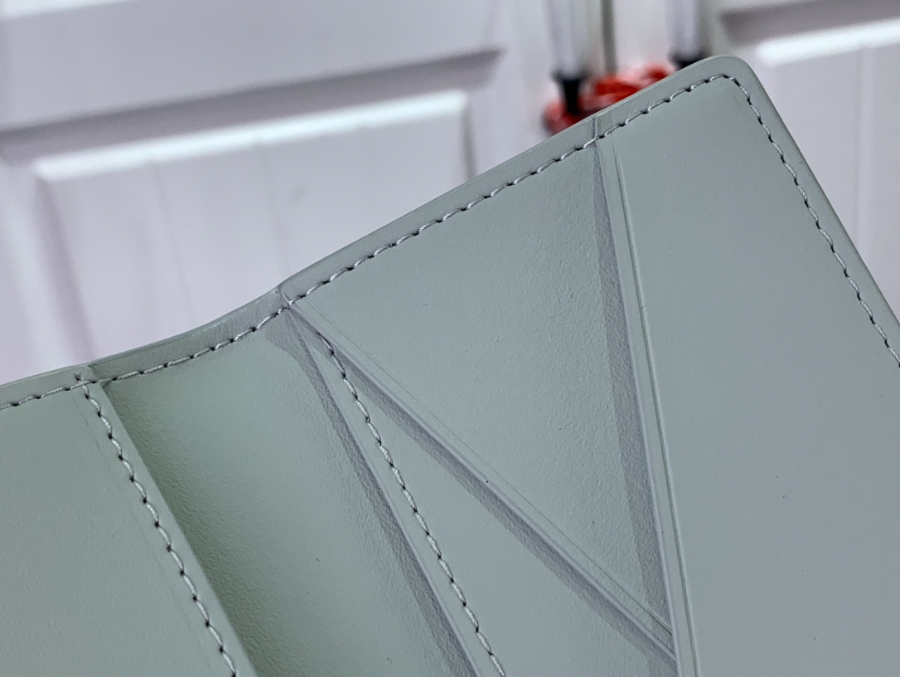 루이비통 포켓 오거나이저 M82557 그레이 7.511.11cm7.jpg