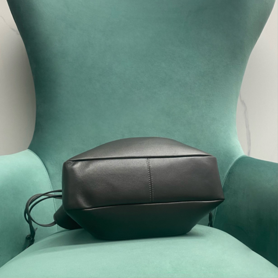 생로랑 램스킨 소재의 JAMIE 스몰 쇼퍼 833948 272911cm 다크 그레이05.jpg