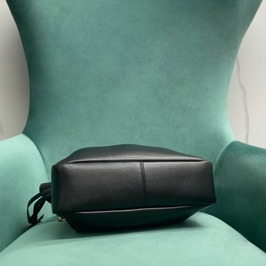 생로랑 램스킨 소재의 JAMIE 스몰 쇼퍼 833948 272911cm 블랙 금장03.jpg