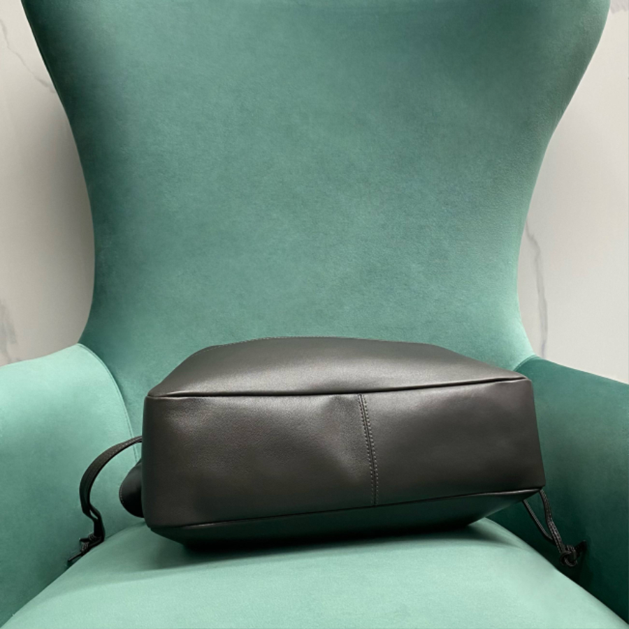 생로랑 램스킨 소재의 JAMIE 토트 809824 34935cm 다크 그레이04.jpg