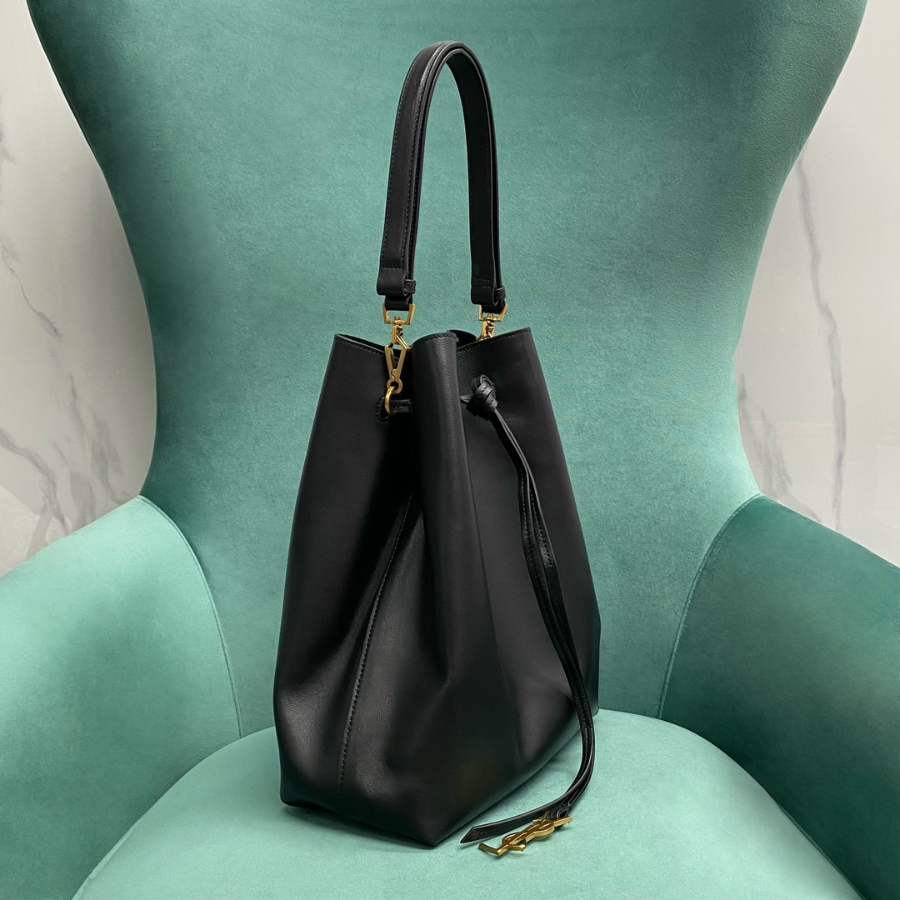 생로랑 램스킨 소재의 PARIS VII 포숑 804302 241230cm 블랙4.jpg