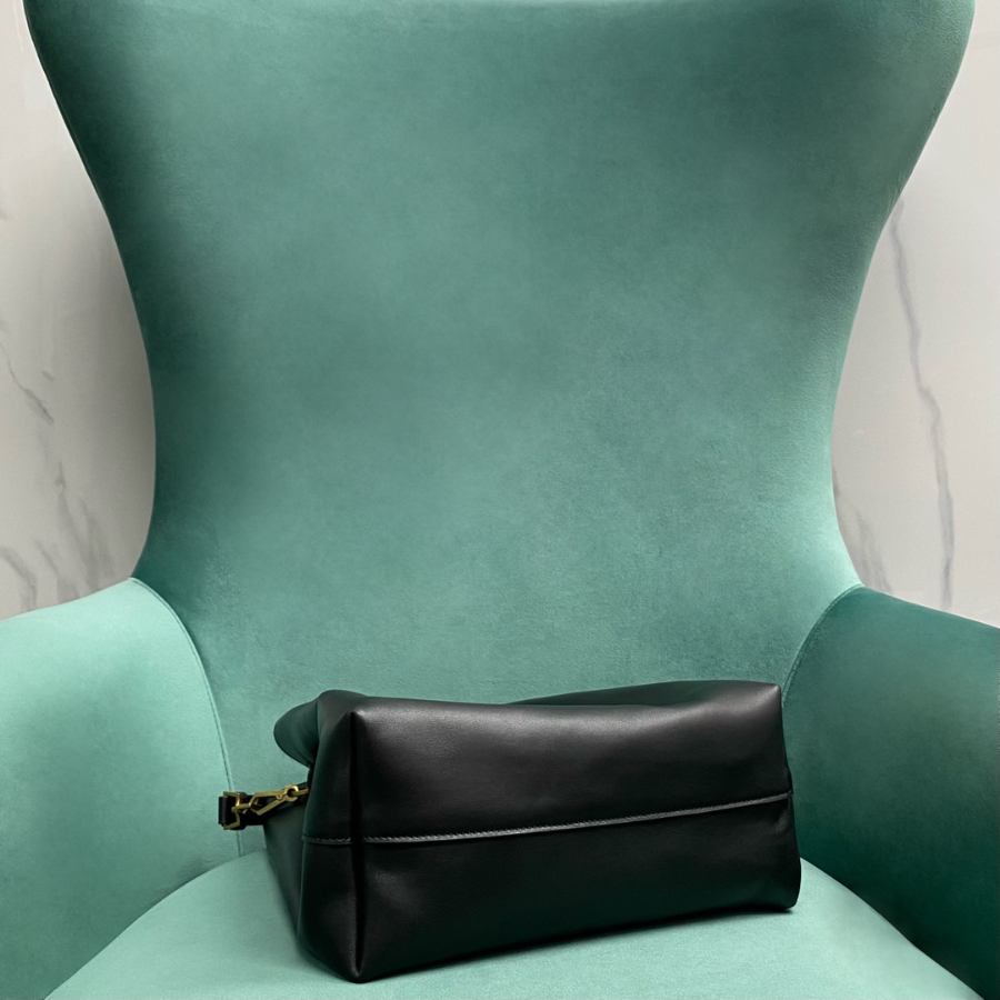 생로랑 램스킨 소재의 PARIS VII 포숑 804302 241230cm 블랙5.jpg