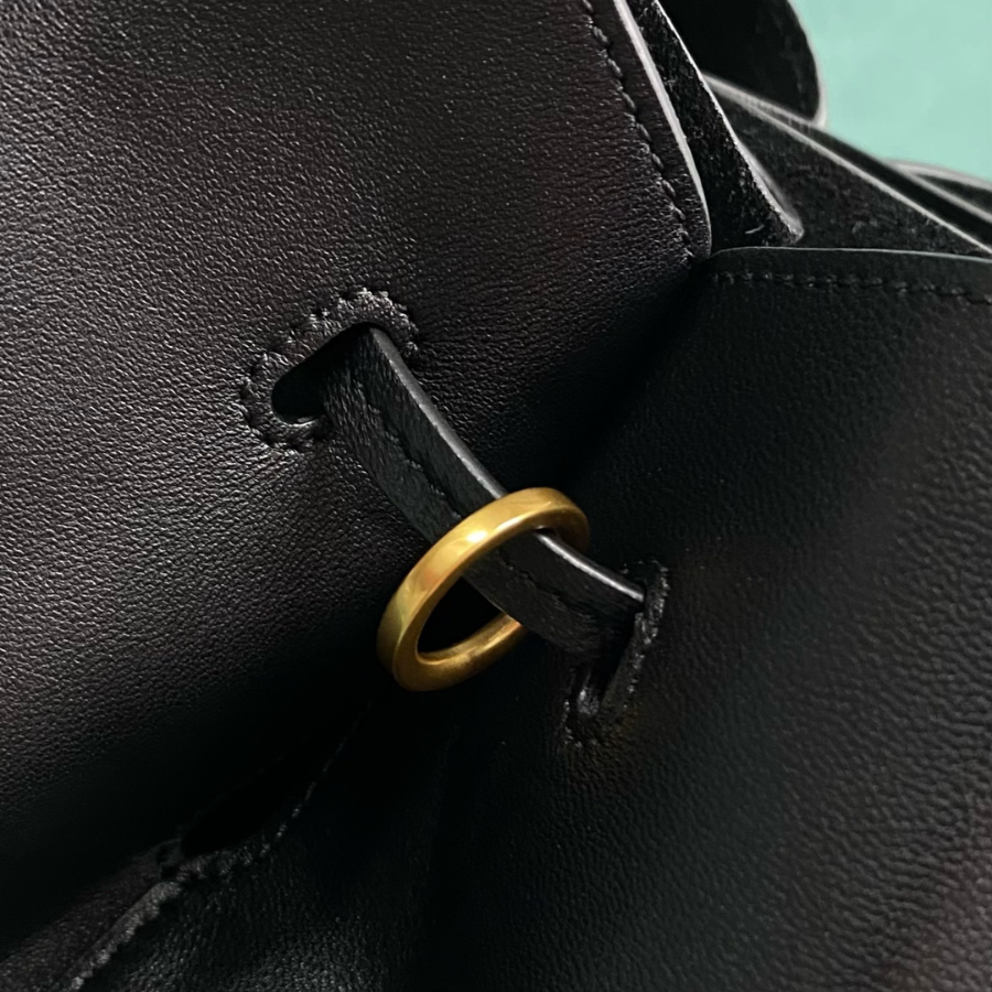 생로랑 램스킨 소재의 PARIS VII 포숑 804302 241230cm 블랙7.jpg