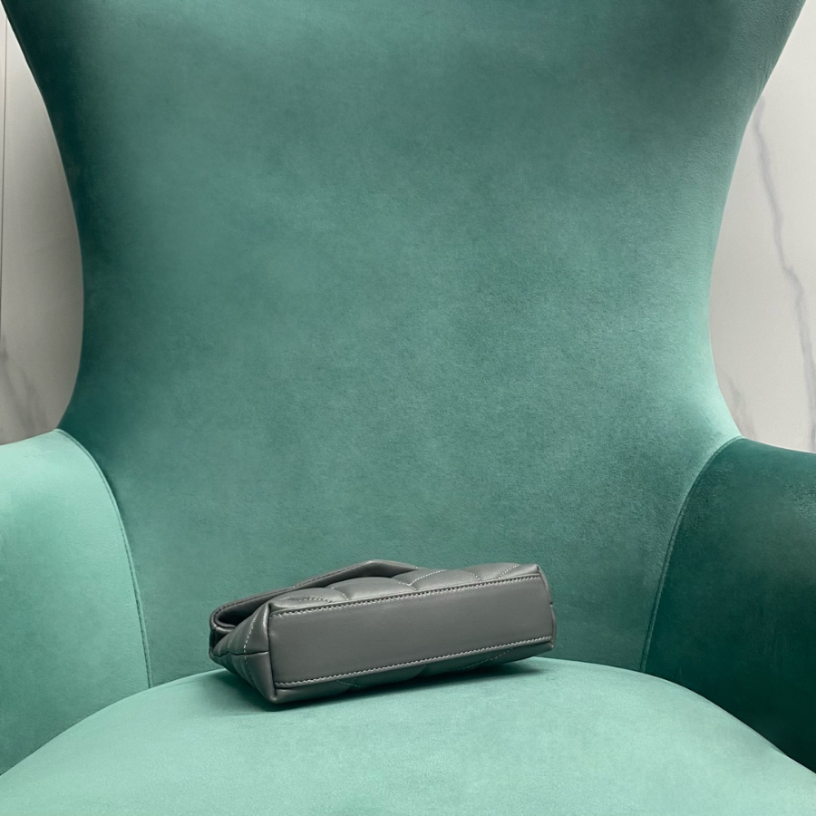 생로랑 루루 푸퍼 파우치 클러치 650880 18.5412cm 그레이4.jpg