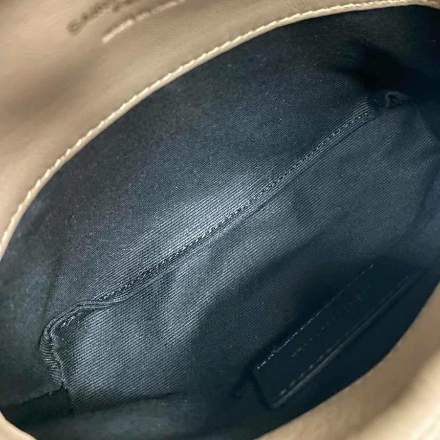 생로랑 루루 푸퍼 파우치 클러치 650880 18.5412cm 다크 베이지5.jpg