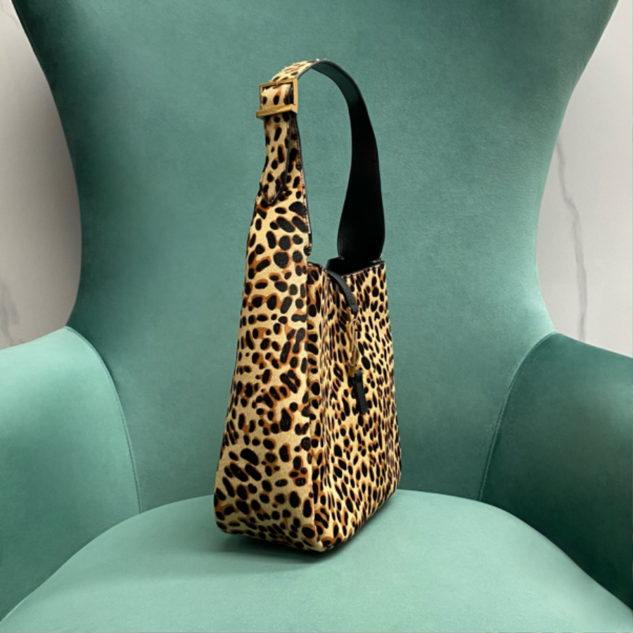 생로랑 르 5 A 7 서플 스몰 포니 헤어 레더 베이지 블랙 713938 229.521.5cm5.jpg