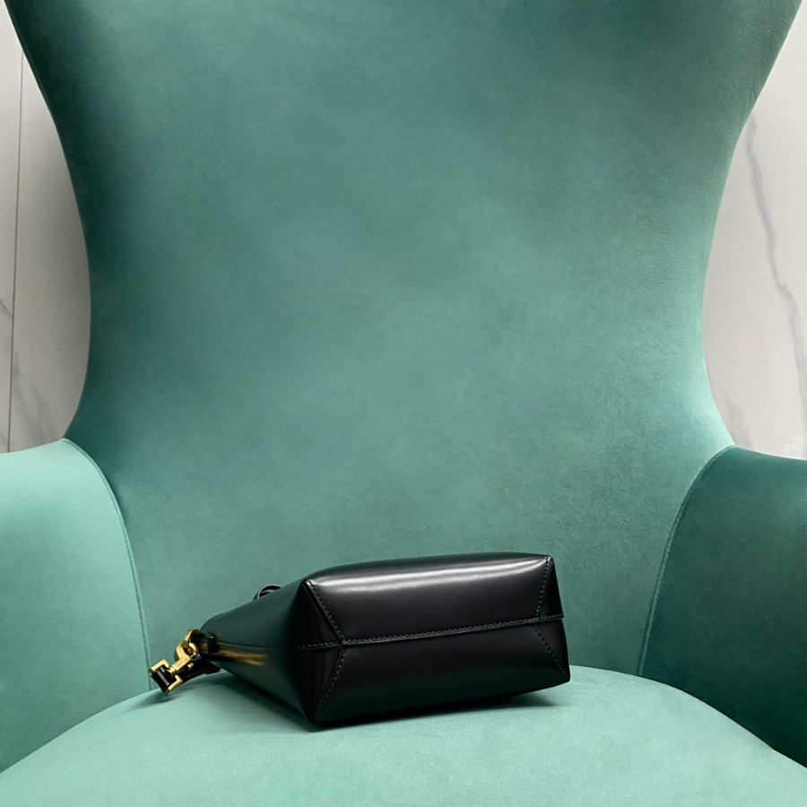 생로랑 박스 가죽 소재의 생 로랑 토이 쇼퍼 773995 18817cm 블랙4.jpg