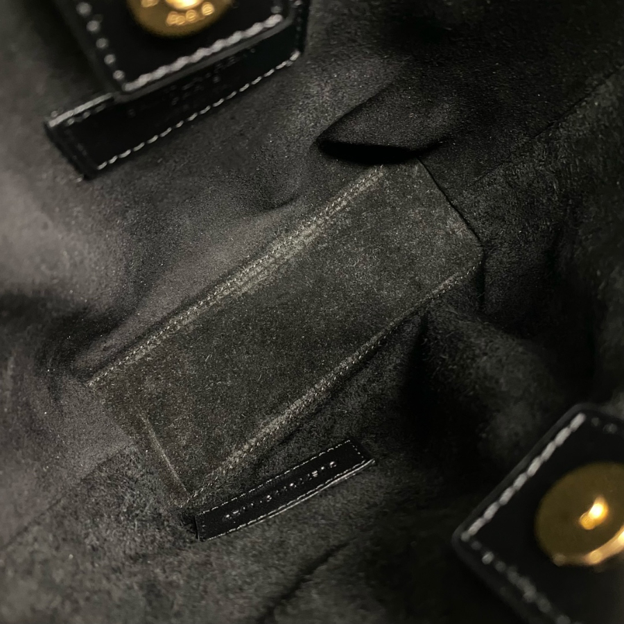생로랑 박스 가죽 소재의 생 로랑 토이 쇼퍼 773995 18817cm 블랙6.jpg