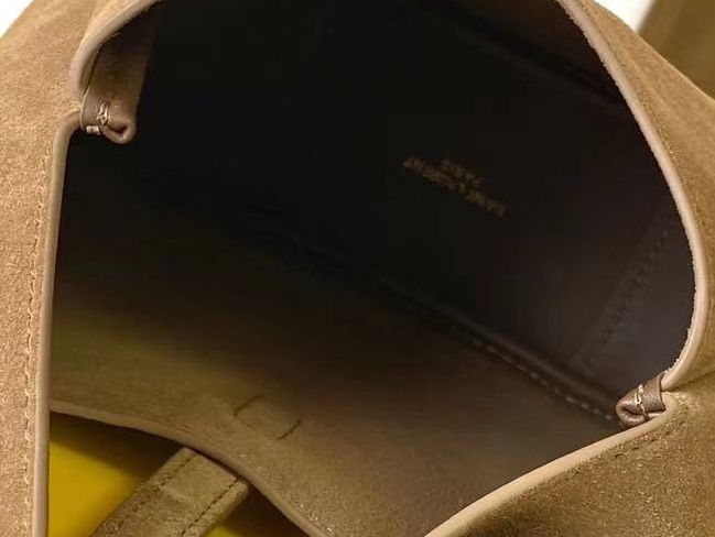 생로랑 스웨이드 가죽 소재의 유영한 LE 5 A 7 베이비백 809461 15716cm 브라운2.jpg