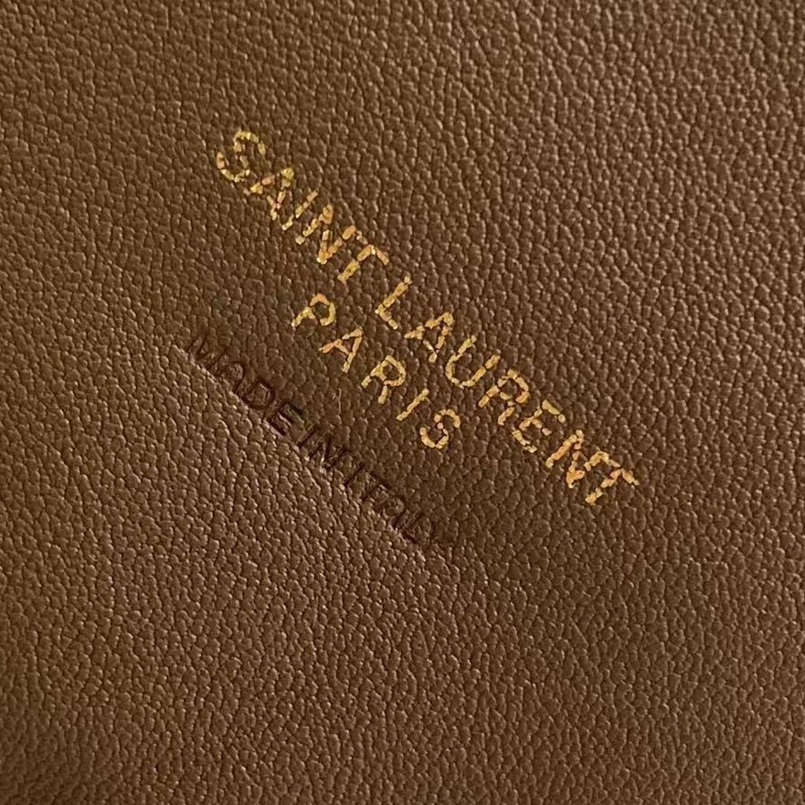 생로랑 스웨이드 가죽 소재의 유영한 LE 5 A 7 베이비백 809461 15716cm 브라운5.jpg