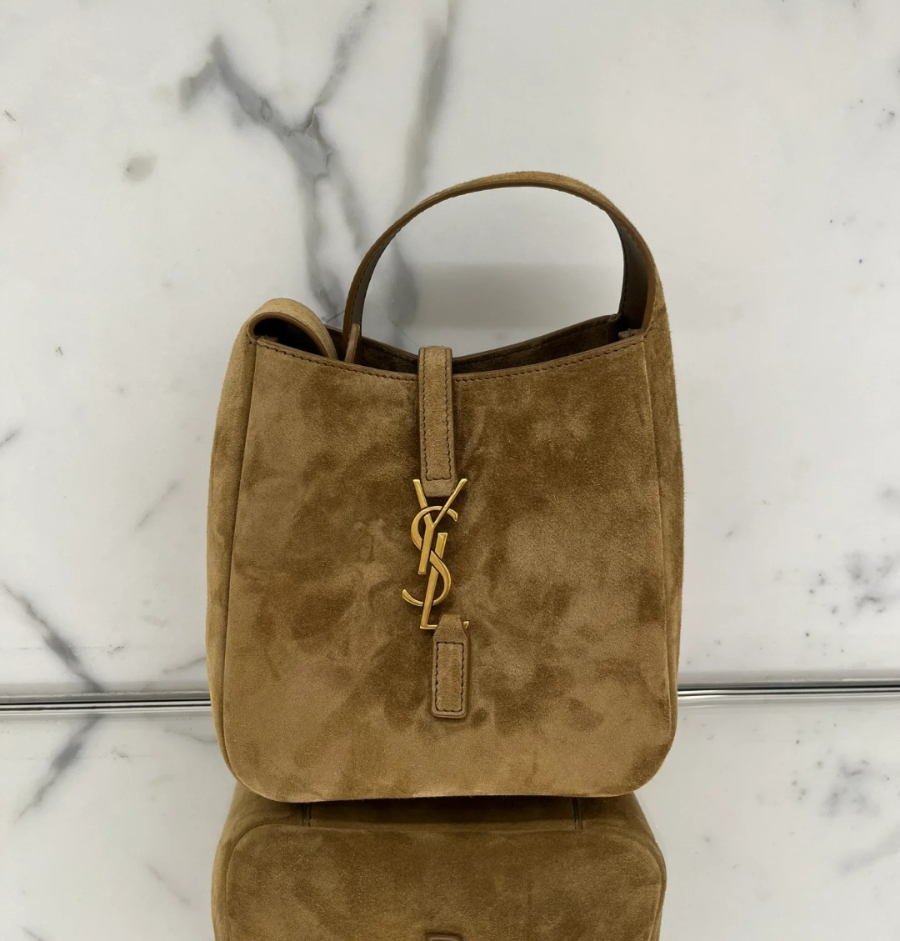 생로랑 스웨이드 가죽 소재의 유영한 LE 5 A 7 베이비백 809461 15716cm 브라운1.jpg